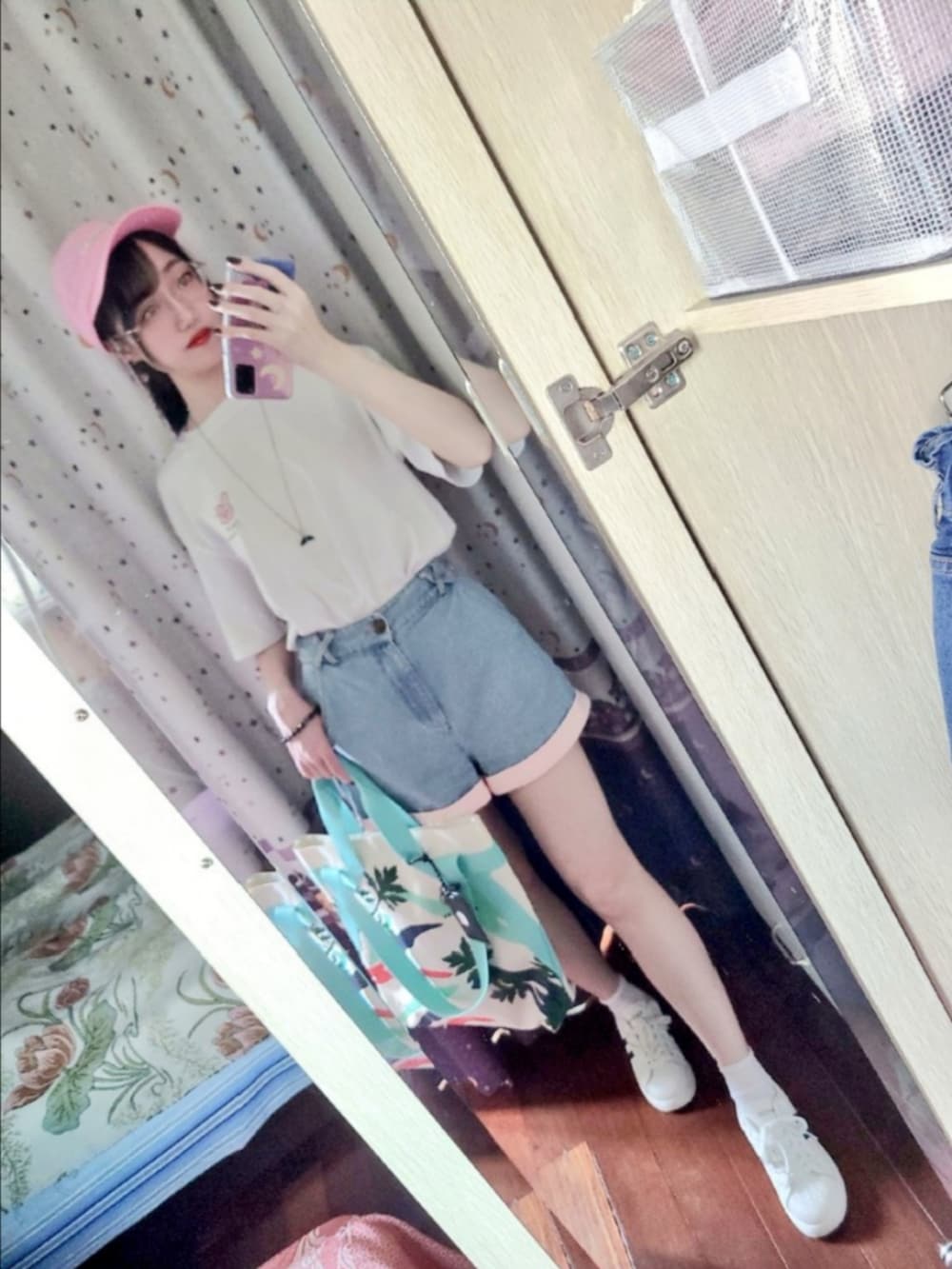 ブルー系のカーゴパンツ、ピンク系のTシャツ/カットソー、グリーン系のエコバッグ/サブバッグを着用したレディースの秋コーディネートの2枚目の写真