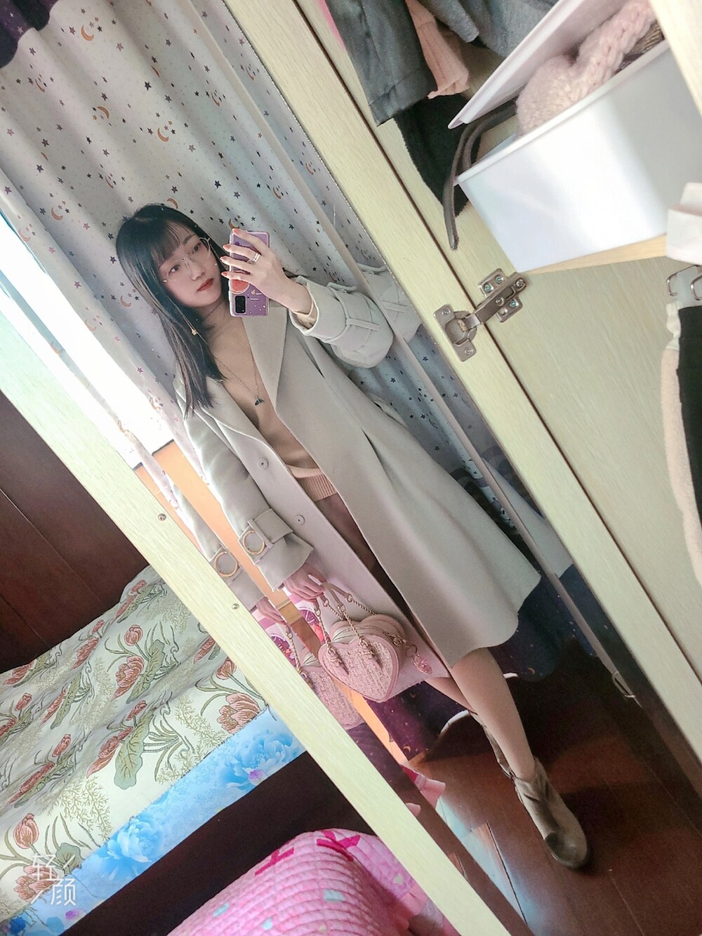 ベージュ系のニット/セーター、ベージュ系のカーゴパンツ、ピンク系のトートバッグを着用したレディースの春コーディネートの2枚目の写真