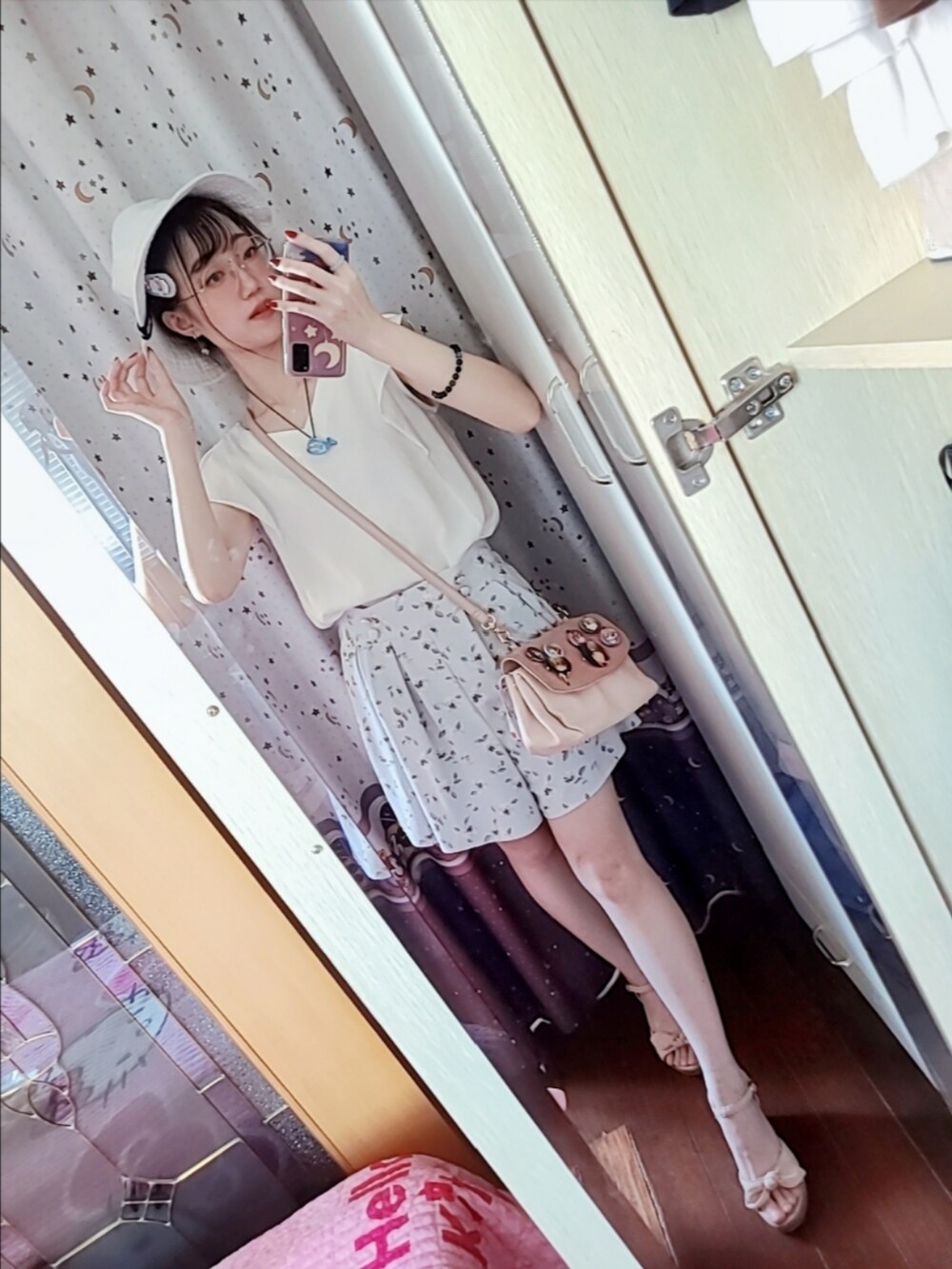 ホワイト系のシャツ/ブラウス、ブルー系のカーゴパンツ、ピンク系のハンドバッグを着用したレディースの夏コーディネートの4枚目の写真