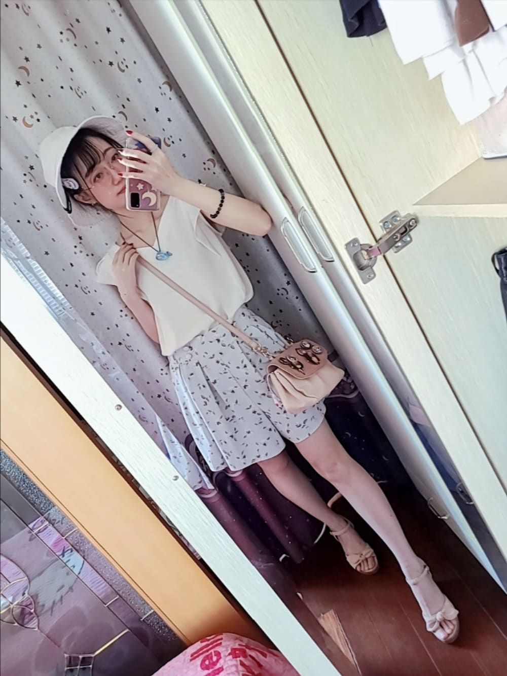 ホワイト系のシャツ/ブラウス、ブルー系のカーゴパンツ、ピンク系のハンドバッグを着用したレディースの夏コーディネートの3枚目の写真