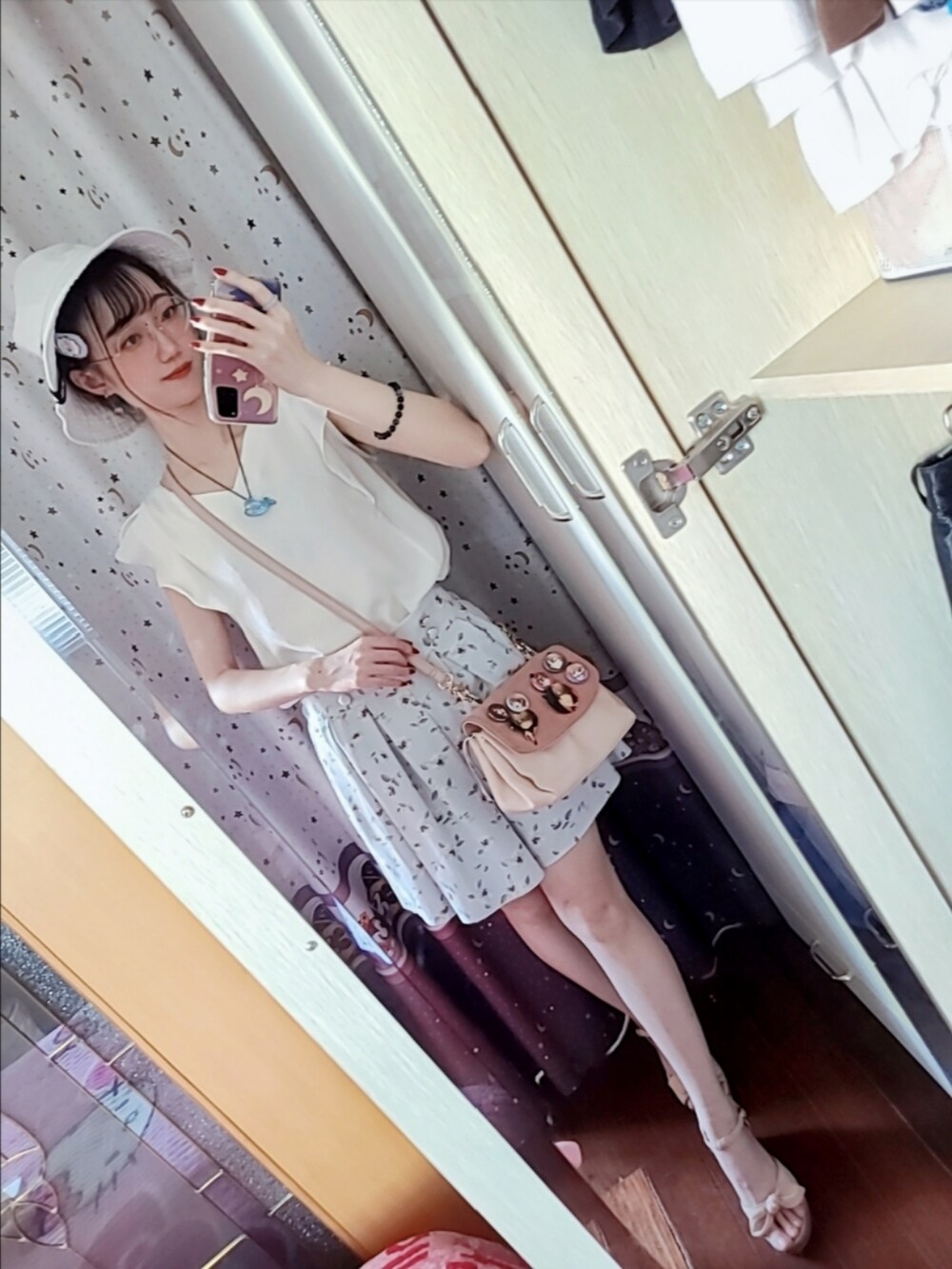 ホワイト系のシャツ/ブラウス、ブルー系のカーゴパンツ、ピンク系のハンドバッグを着用したレディースの夏コーディネートの2枚目の写真