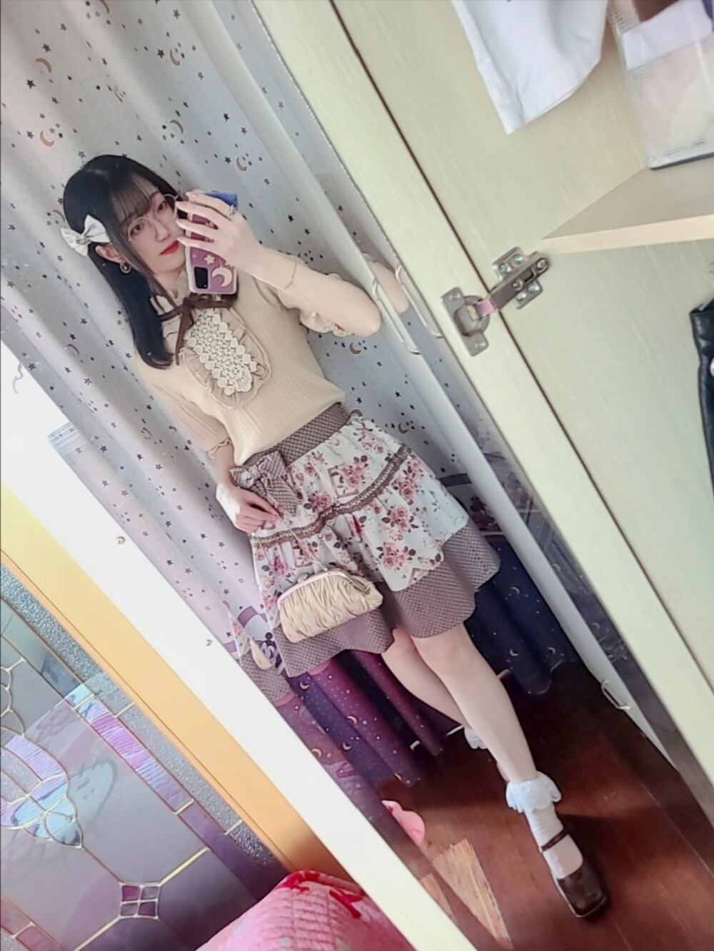 ブラウン系のブーティ、ベージュ系のニット/セーター、その他のスカートを着用したレディースの春コーディネートの2枚目の写真