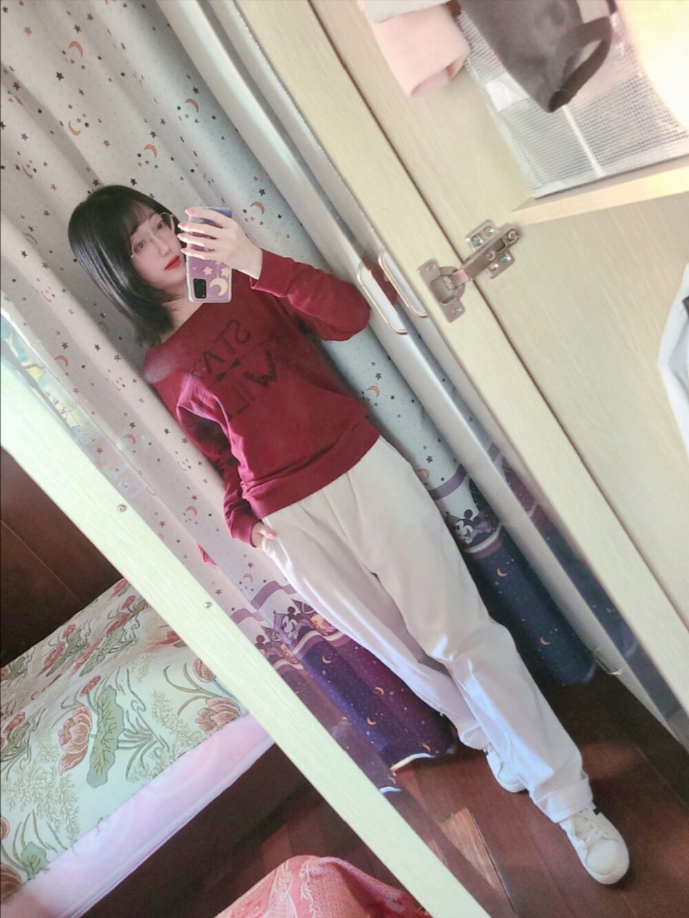 レッド系のスウェット、ホワイト系のスニーカー、ブルー系のマニキュア/ジェルネイルを着用したレディースの秋コーディネートの4枚目の写真