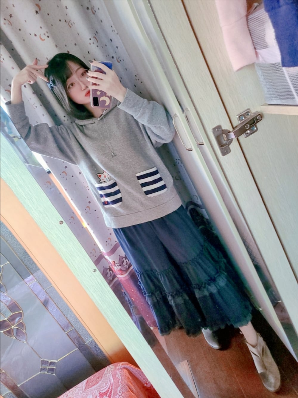 グリーン系のその他パンツ、ブラック系のブーティ、グレー系のパーカーを着用したレディースの秋コーディネートの3枚目の写真