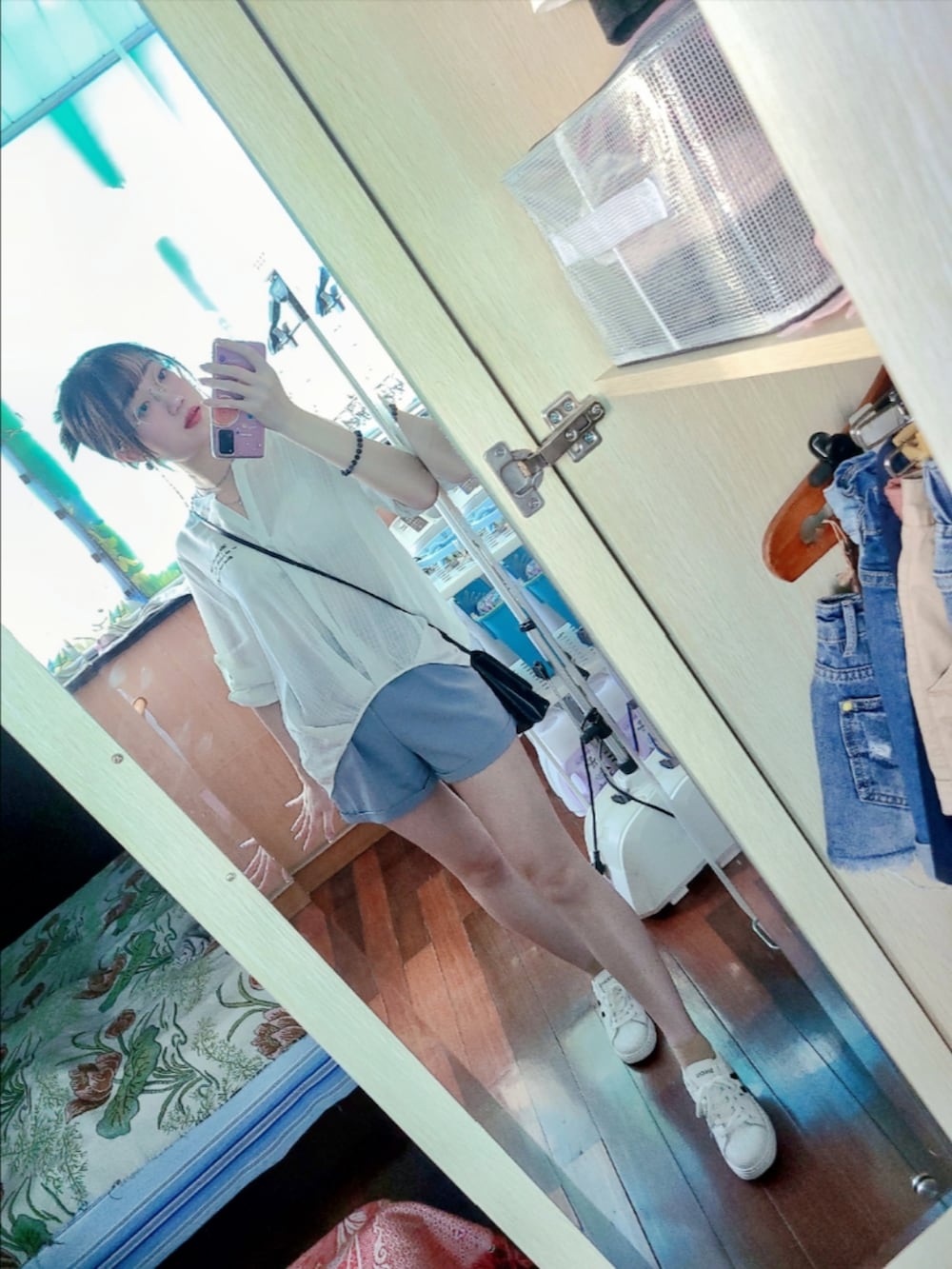 「ootd、夏、休闲、白シャツ、透け感、ショートパンツ、しまむら、GUCCI、osewaya、街头搭配」｜「しまむらのアイテム（カーゴパンツ、ブルー系）」を使った、まいにゃん💜さん（レディース・163cm）の夏コーディネートの2枚目の写真