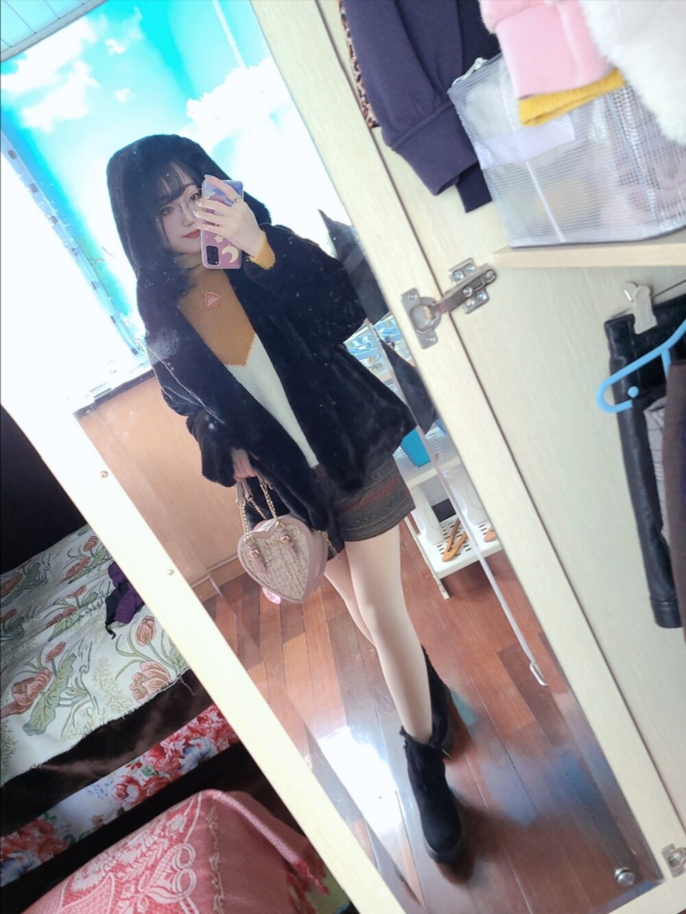 ブラック系のその他アウター、ブラウン系のニット/セーター、その他のその他パンツを着用したレディースの冬コーディネートの2枚目の写真