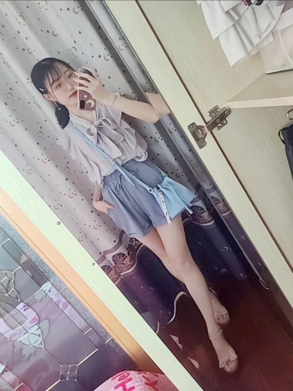 グレー系のシャツ/ブラウス、ブルー系のカーゴパンツ、ブルー系のドラムバッグを着用したレディースの夏コーディネートの2枚目の写真