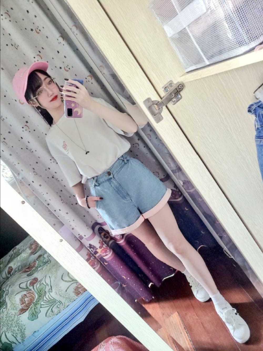 ブルー系のカーゴパンツ、ピンク系のTシャツ/カットソー、グリーン系のエコバッグ/サブバッグを着用したレディースの秋コーディネートの4枚目の写真