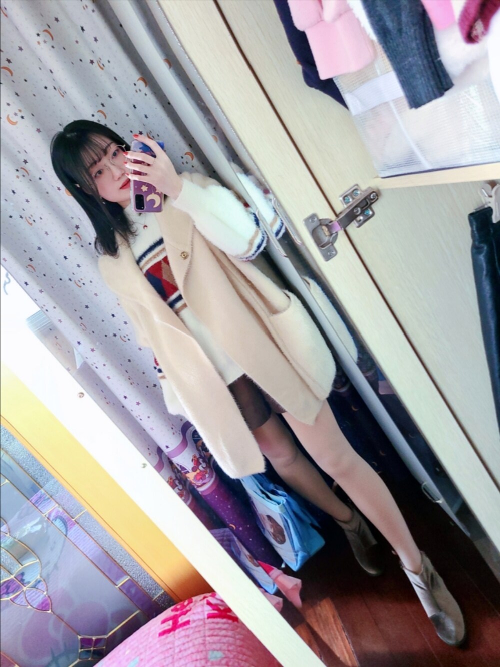 ブラウン系のニット/セーター、ベージュ系のジャケット/アウター、ブラウン系のカーゴパンツを着用したレディースの春コーディネートの2枚目の写真