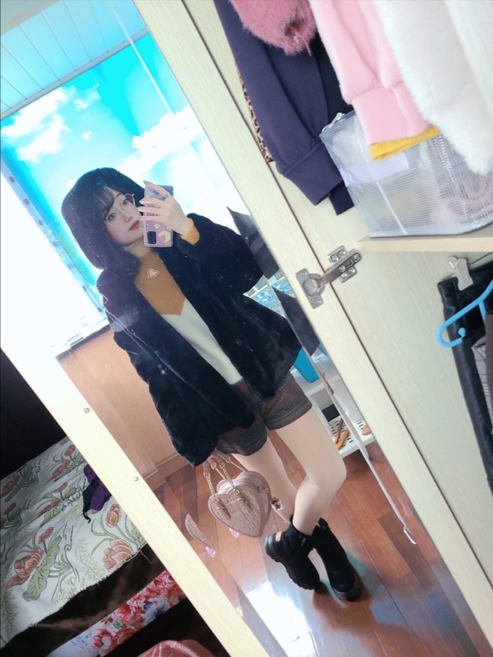 ブラック系のその他アウター、ブラウン系のニット/セーター、その他のその他パンツを着用したレディースの冬コーディネートの3枚目の写真