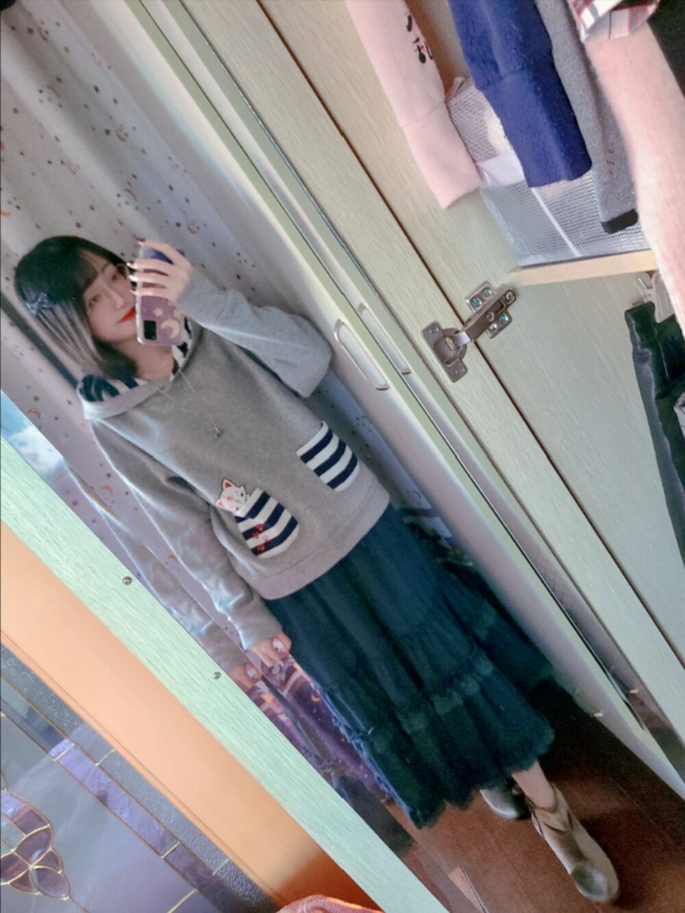 グリーン系のその他パンツ、ブラック系のブーティ、グレー系のパーカーを着用したレディースの秋コーディネートの4枚目の写真