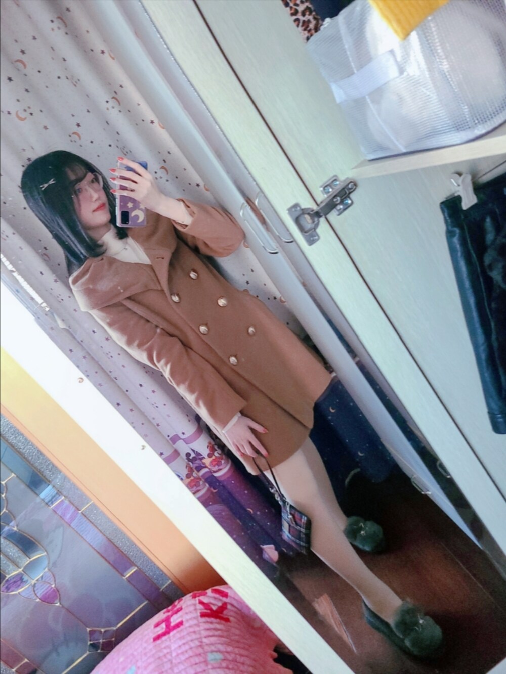 ブラウン系のモッズコート、グレー系のスリッポン、ピンク系のニット/セーターを着用したレディースの冬コーディネートの4枚目の写真