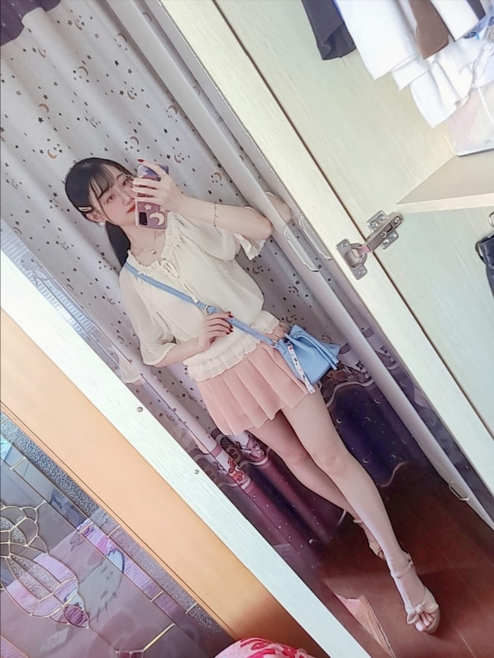 ホワイト系のシャツ/ブラウス、ブルー系のドラムバッグ、ピンク系のスカートを着用したレディースの夏コーディネートの2枚目の写真