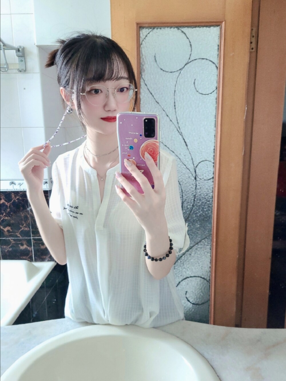 「ootd、夏、休闲、白シャツ、透け感、ショートパンツ、しまむら、GUCCI、osewaya、街头搭配」｜「しまむらのアイテム（カーゴパンツ、ブルー系）」を使った、まいにゃん💜さん（レディース・163cm）の夏コーディネートの3枚目の写真