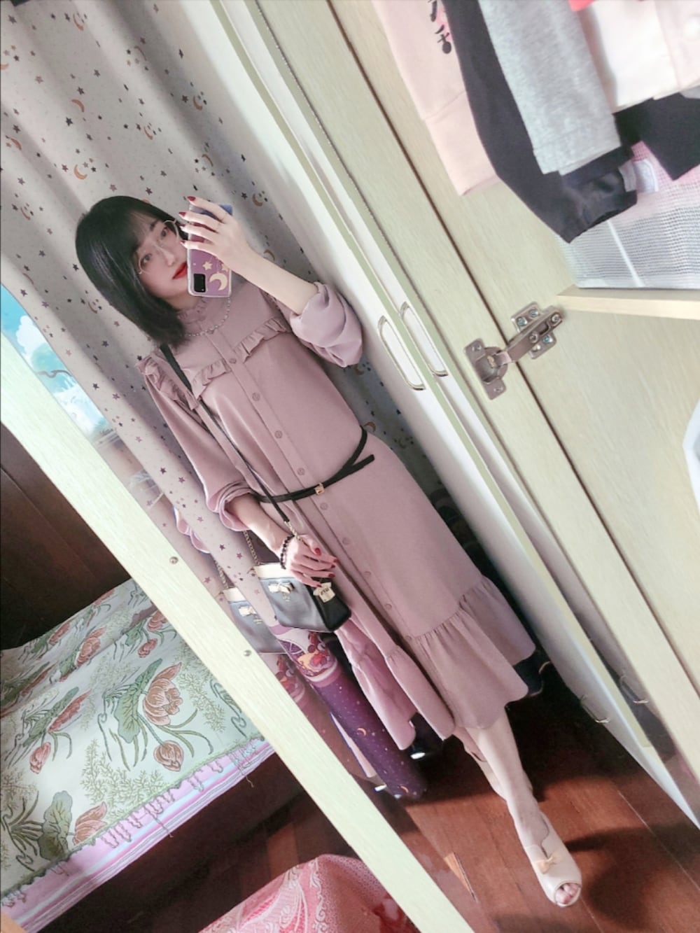 ピンク系のワンピース、ブラック系のショルダーバッグ、ピンク系のパンプスを着用したレディースの秋コーディネートの4枚目の写真