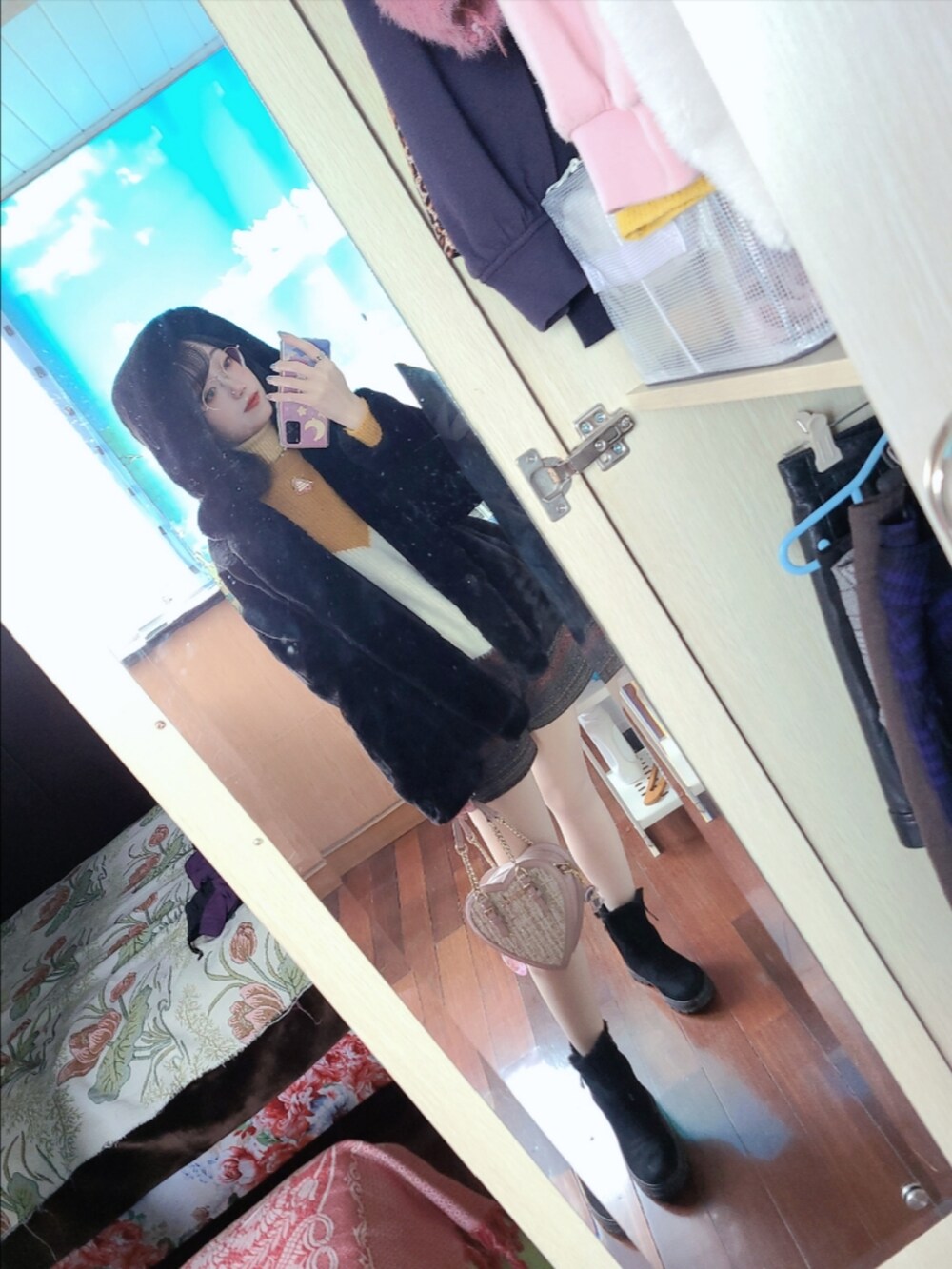 ブラック系のその他アウター、ブラウン系のニット/セーター、その他のその他パンツを着用したレディースの冬コーディネートの4枚目の写真