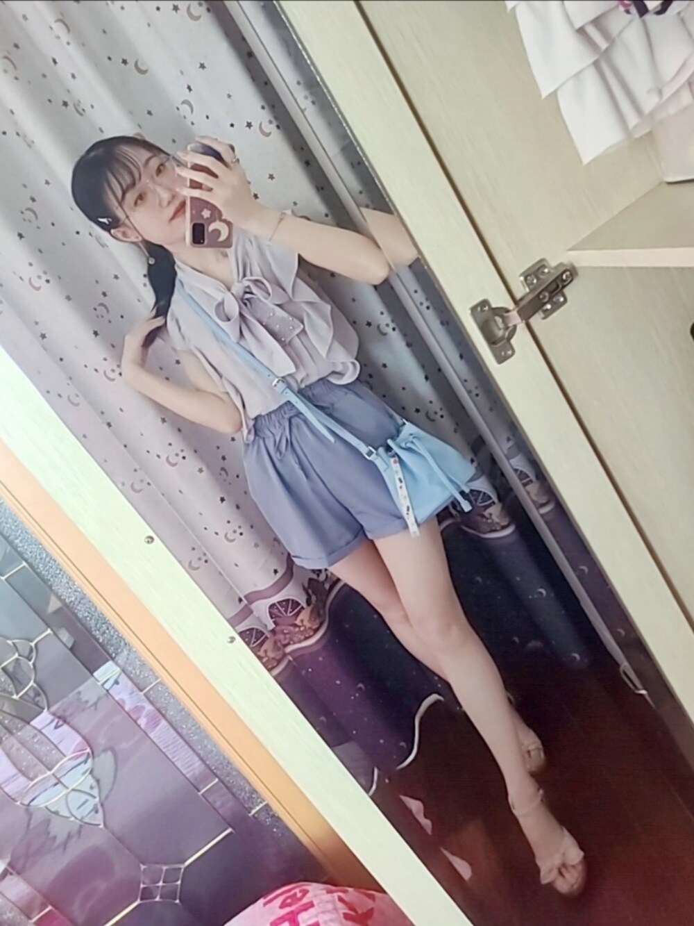 グレー系のシャツ/ブラウス、ブルー系のカーゴパンツ、ブルー系のドラムバッグを着用したレディースの夏コーディネートの3枚目の写真