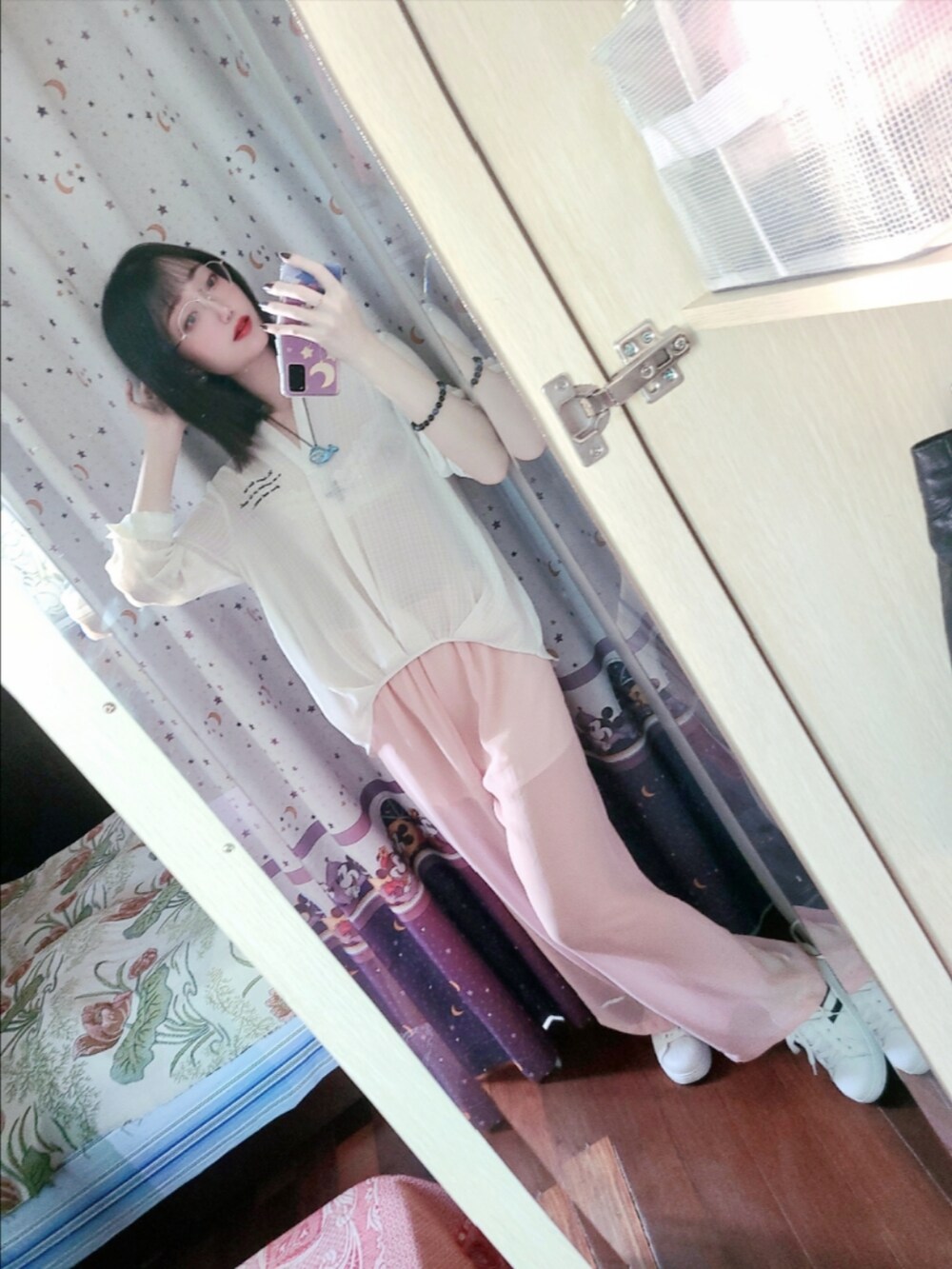 ホワイト系のシャツ/ブラウス、ホワイト系のスニーカー、ブルー系のネックレスを着用したレディースの秋コーディネートの4枚目の写真