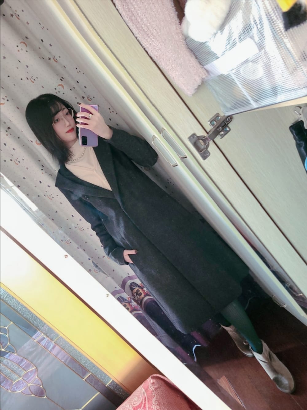 グレー系のモッズコート、ブラウン系のカーゴパンツ、ブラック系のブーティを着用したレディースの秋コーディネートの2枚目の写真