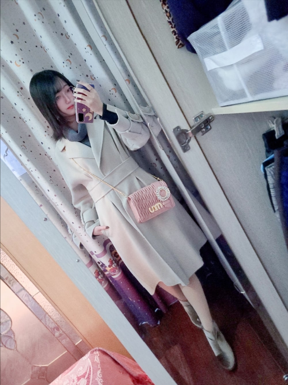 ブラック系のブーティ、ピンク系のトートバッグ、グレー系のダッフルコートを着用したレディースの冬コーディネートの3枚目の写真