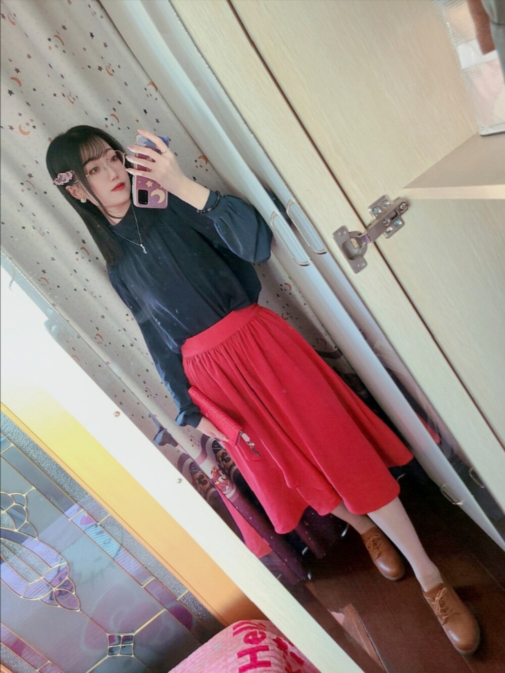 レッド系のスカート、ブラウン系のブーティ、グリーン系のシャツ/ブラウスを着用したレディースの夏コーディネートの2枚目の写真