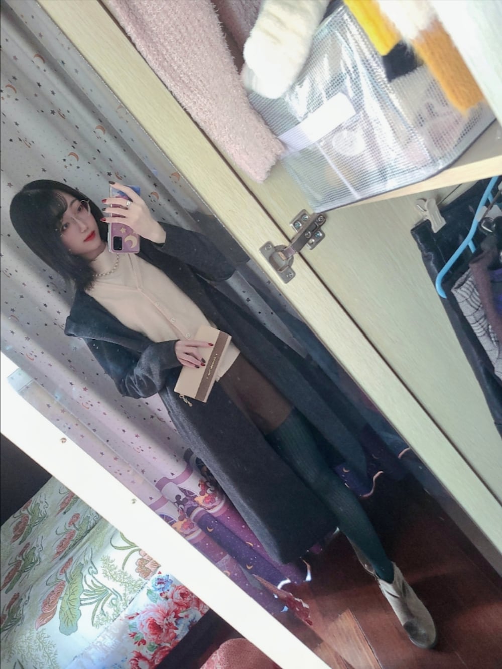 グレー系のモッズコート、ブラウン系のカーゴパンツ、ブラック系のブーティを着用したレディースの秋コーディネートの3枚目の写真