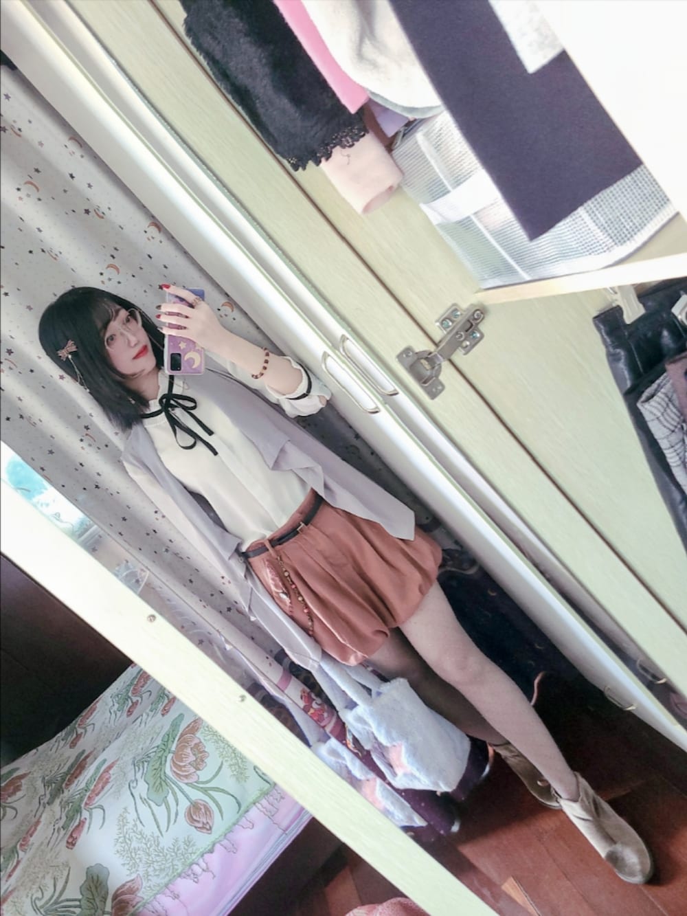 ホワイト系のシャツ/ブラウス、ブラック系のブーティ、ブラウン系のカーゴパンツを着用したレディースの秋コーディネートの2枚目の写真