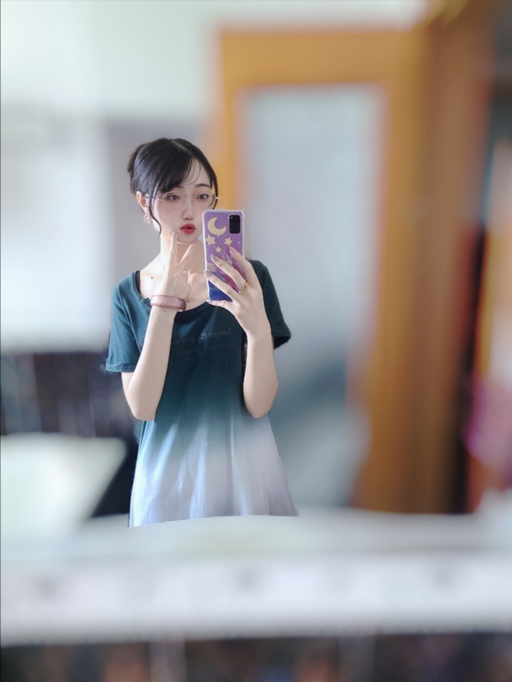 グリーン系のTシャツ/カットソー、ゴールド系のネックレス、パープル系のチャームを着用したレディースの夏コーディネートの2枚目の写真