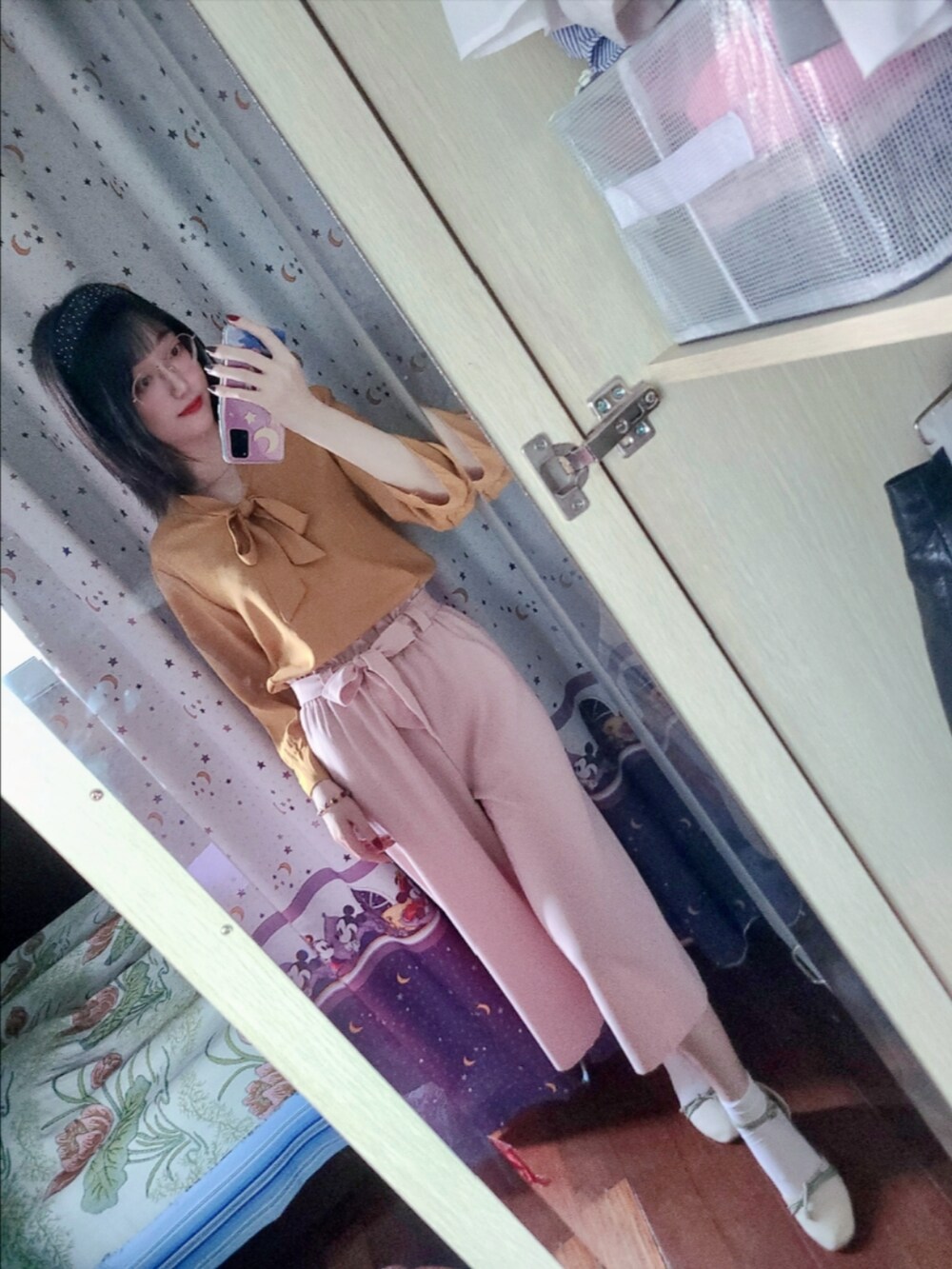 イエロー系のシャツ/ブラウス、ピンク系のその他パンツ、グリーン系のビーチサンダルを着用したレディースの秋コーディネートの4枚目の写真