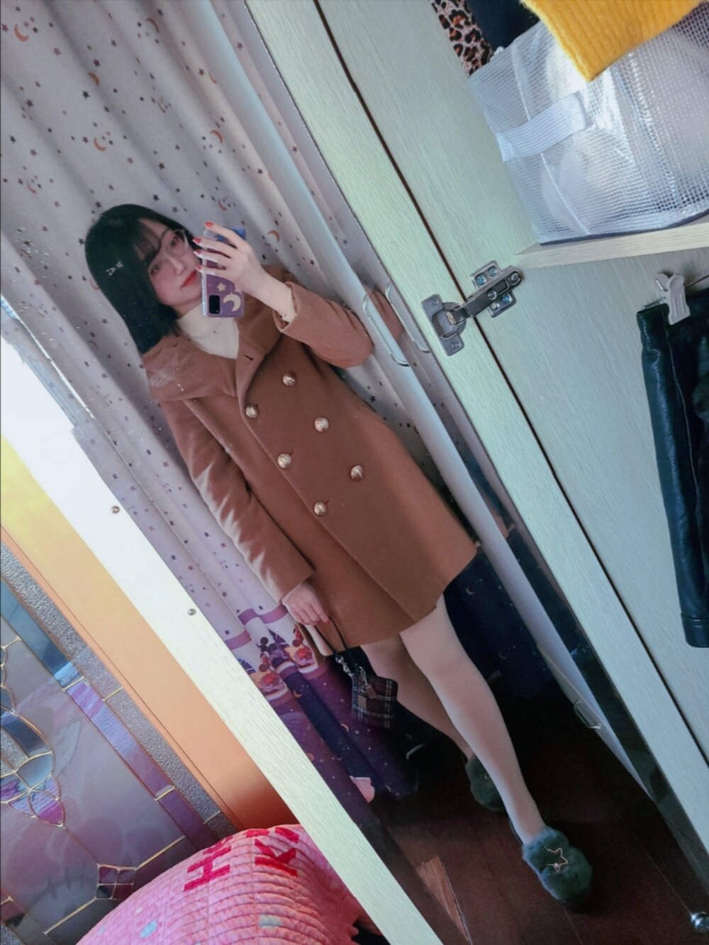 ブラウン系のモッズコート、グレー系のスリッポン、ピンク系のニット/セーターを着用したレディースの冬コーディネートの3枚目の写真