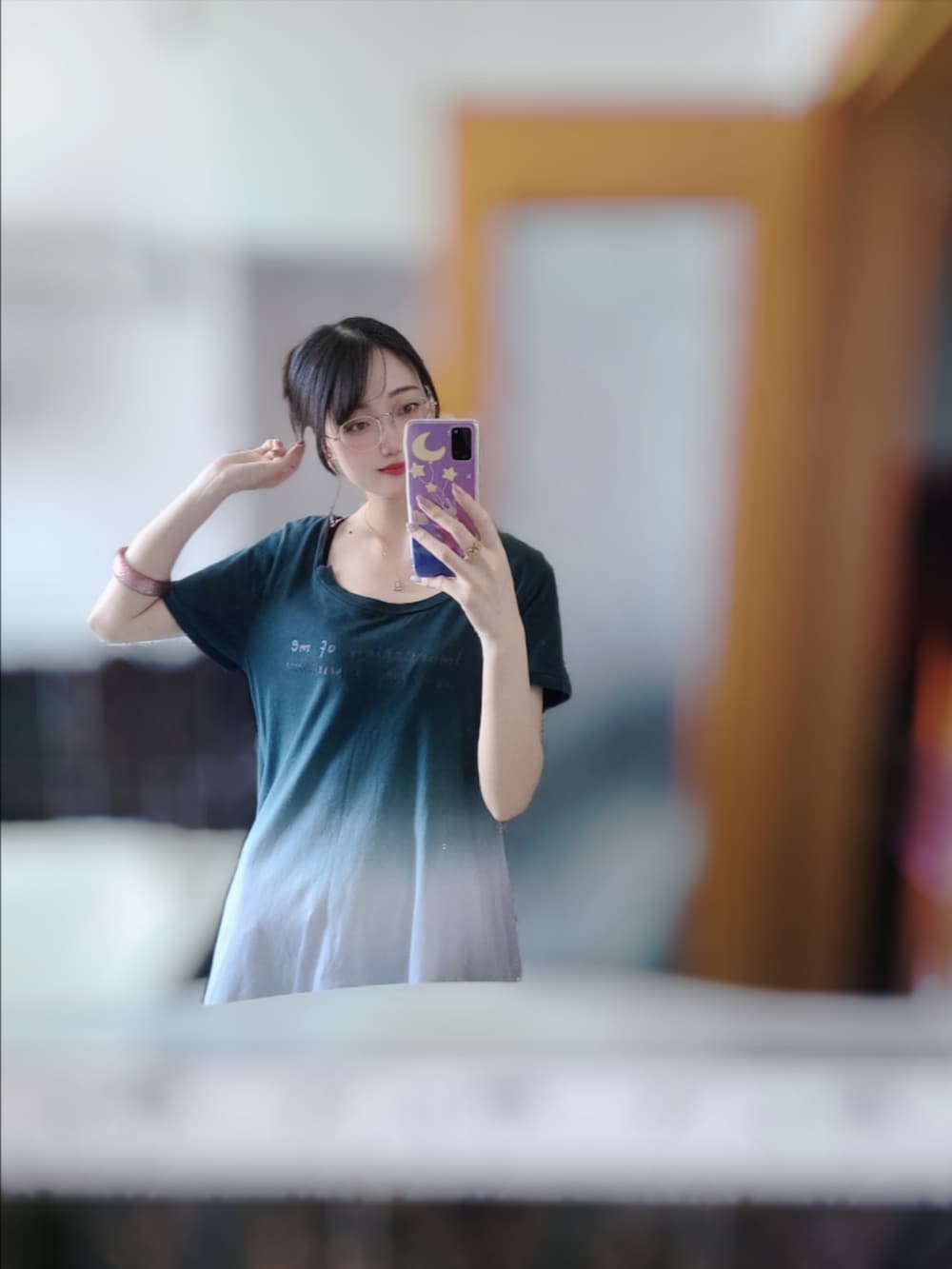 グリーン系のTシャツ/カットソー、ゴールド系のネックレス、パープル系のチャームを着用したレディースの夏コーディネートの3枚目の写真