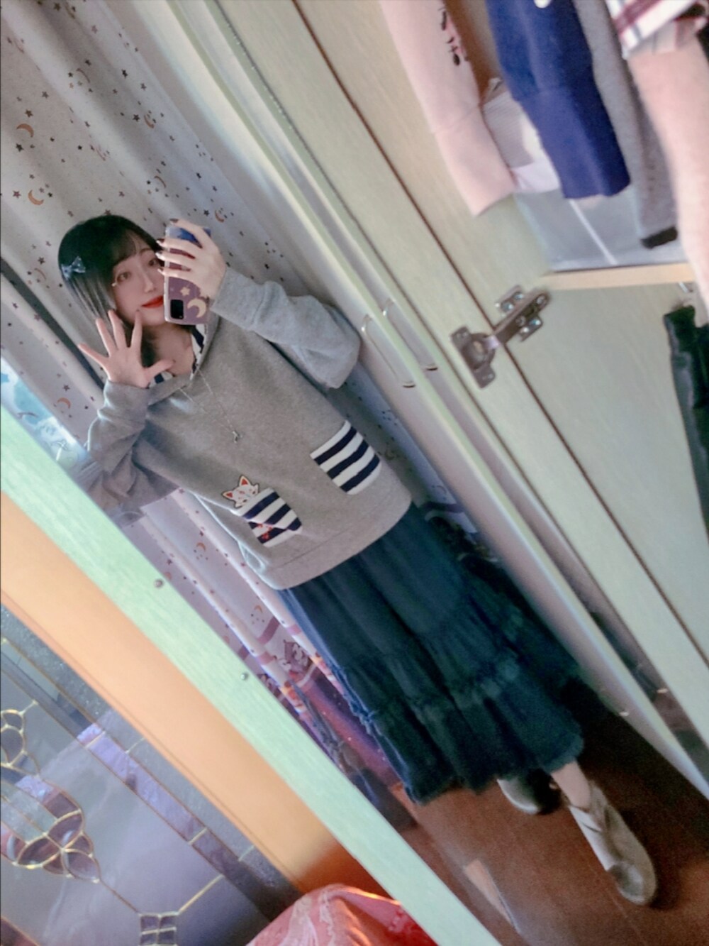 グリーン系のその他パンツ、ブラック系のブーティ、グレー系のパーカーを着用したレディースの秋コーディネートの2枚目の写真