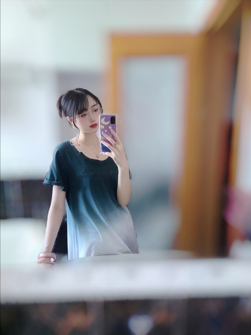 グリーン系のTシャツ/カットソー、ゴールド系のネックレス、パープル系のチャームを着用したレディースの夏コーディネートの4枚目の写真