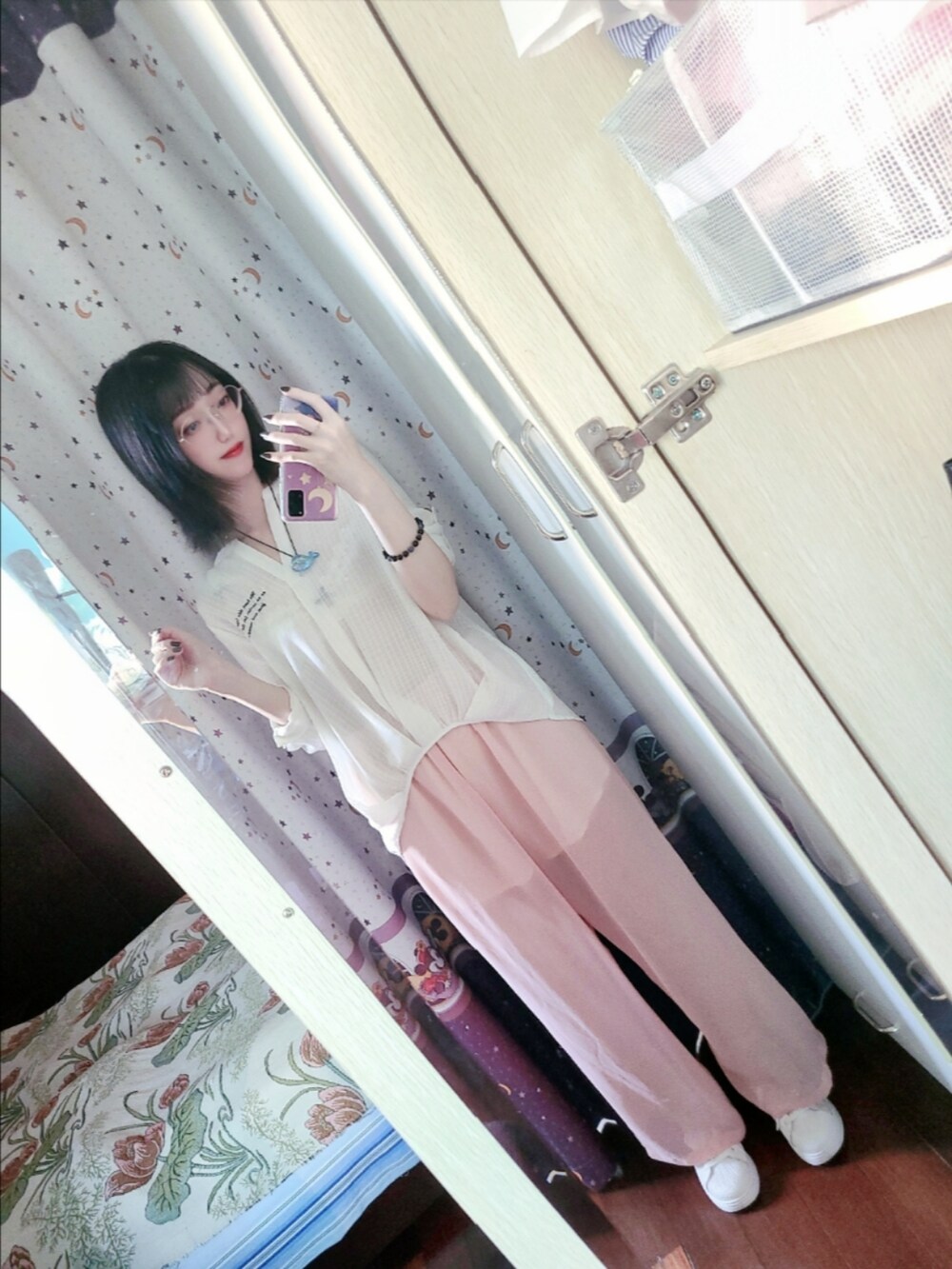 ホワイト系のシャツ/ブラウス、ホワイト系のスニーカー、ブルー系のネックレスを着用したレディースの秋コーディネートの2枚目の写真