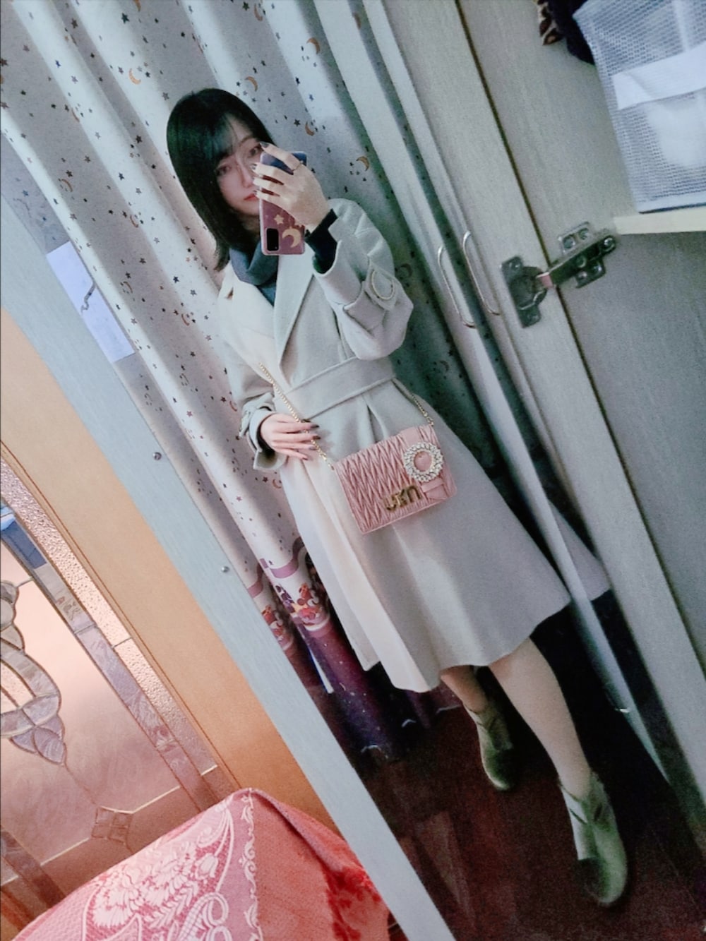 ブラック系のブーティ、ピンク系のトートバッグ、グレー系のダッフルコートを着用したレディースの冬コーディネートの4枚目の写真