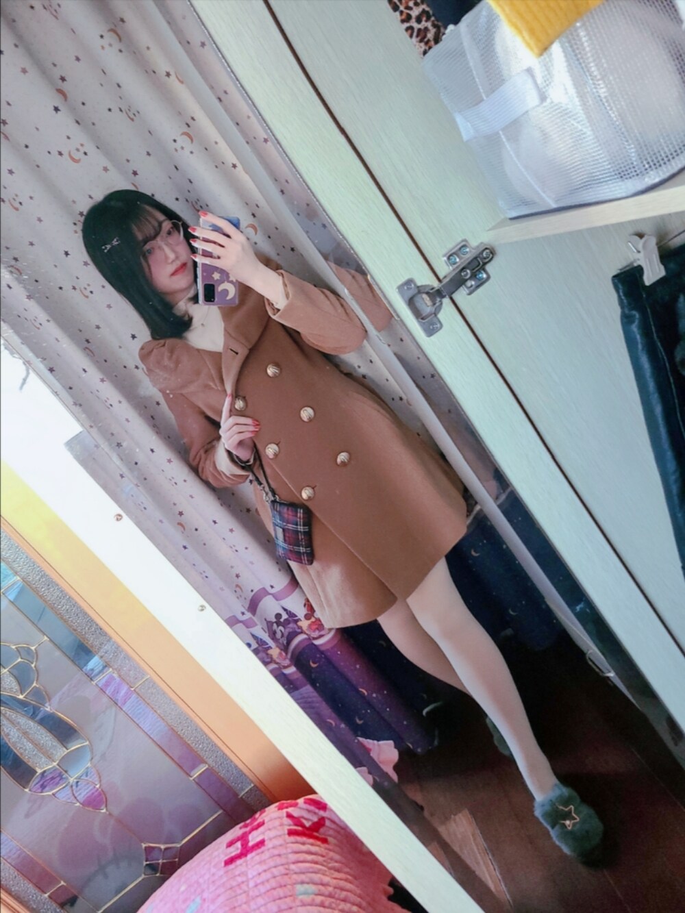 ブラウン系のモッズコート、グレー系のスリッポン、ピンク系のニット/セーターを着用したレディースの冬コーディネートの2枚目の写真