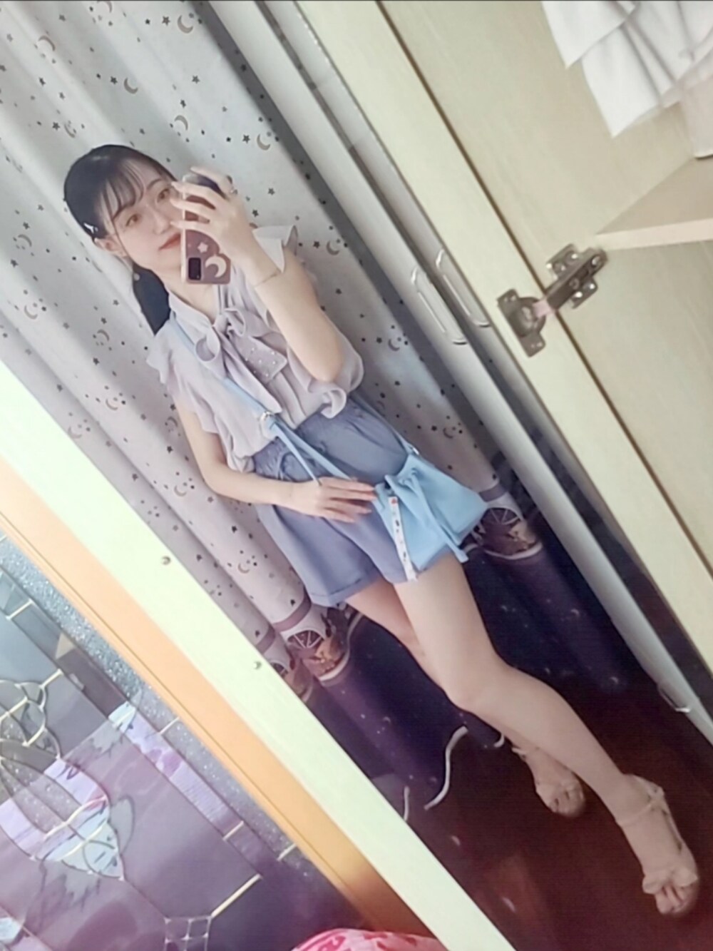 グレー系のシャツ/ブラウス、ブルー系のカーゴパンツ、ブルー系のドラムバッグを着用したレディースの夏コーディネートの4枚目の写真