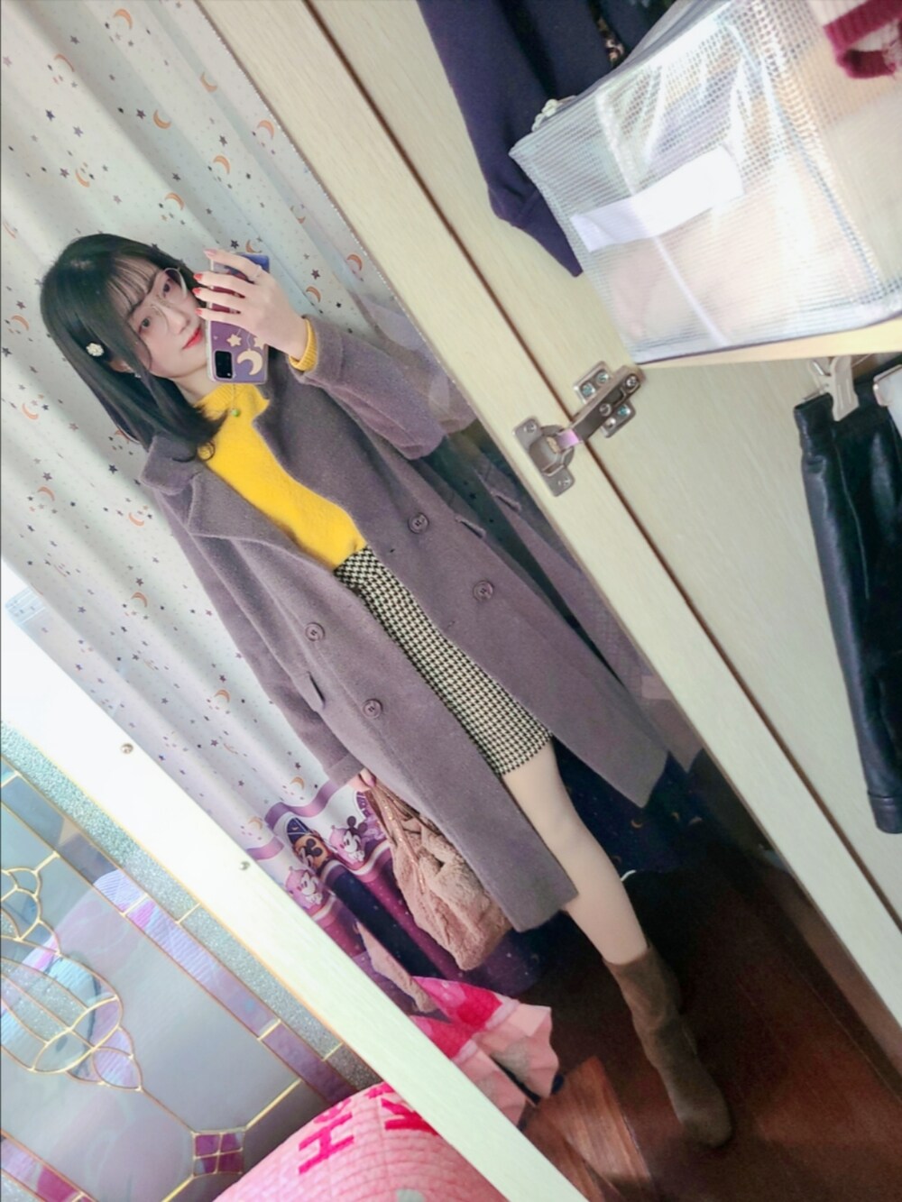 イエロー系のニット/セーター、グレー系のダッフルコート、ブラウン系のスカートを着用したレディースの春コーディネートの2枚目の写真