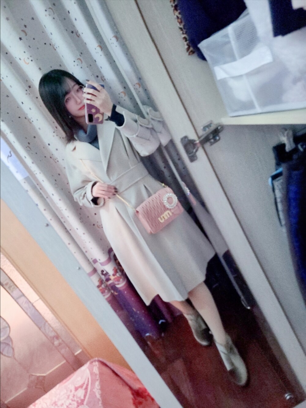 ブラック系のブーティ、ピンク系のトートバッグ、グレー系のダッフルコートを着用したレディースの冬コーディネートの2枚目の写真