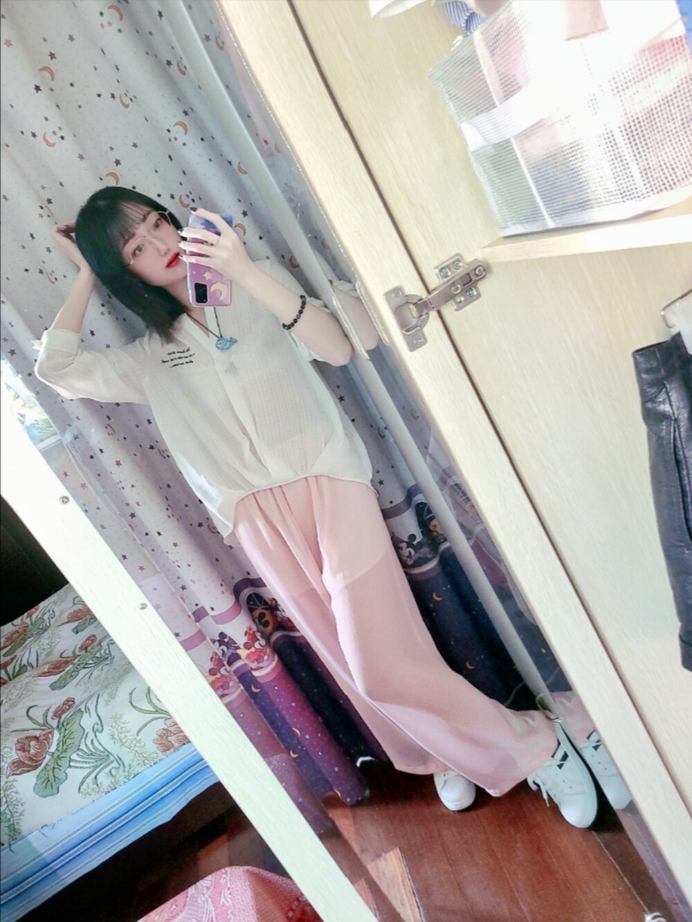 ホワイト系のシャツ/ブラウス、ホワイト系のスニーカー、ブルー系のネックレスを着用したレディースの秋コーディネートの3枚目の写真