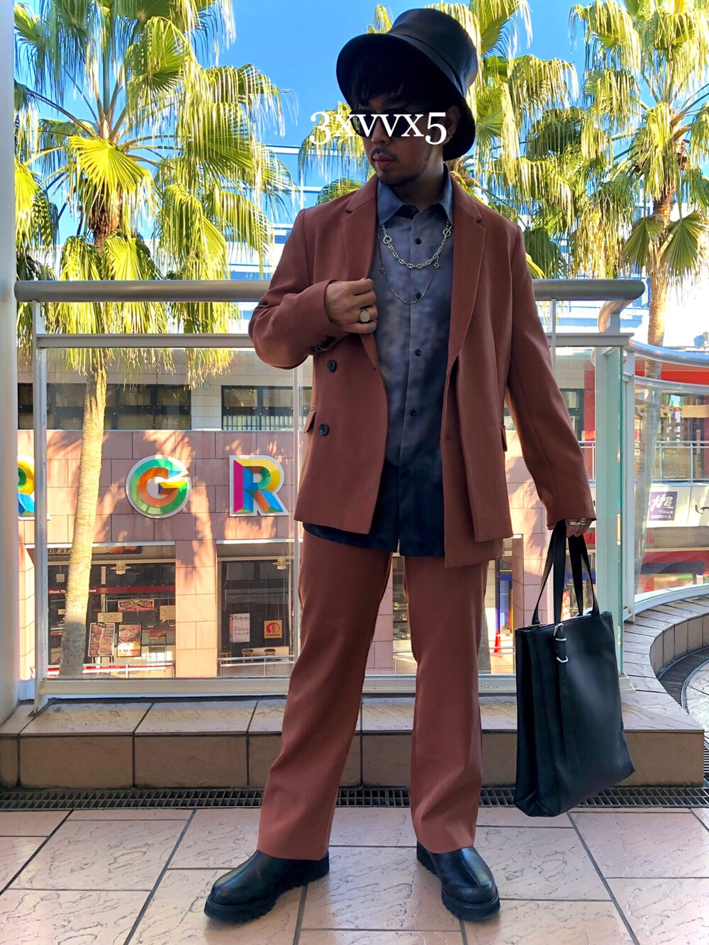 ブラック系のブルゾン、オレンジ系のテーラードジャケット、ブラック系のシャツ/ブラウスを着用したメンズの冬コーディネートの3枚目の写真