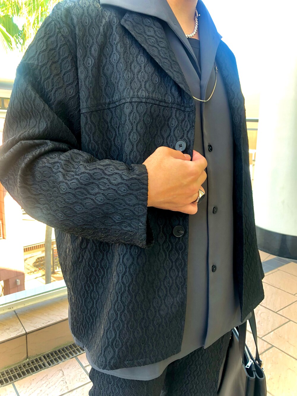 ブラック系のブルゾン、グレー系のシャツ/ブラウス、ブラック系のその他パンツを着用したメンズの秋コーディネートの3枚目の写真