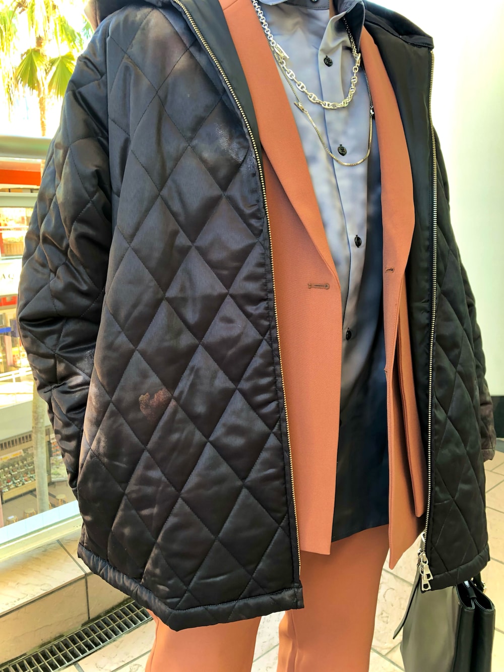 ブラック系のブルゾン、オレンジ系のテーラードジャケット、ブラック系のシャツ/ブラウスを着用したメンズの冬コーディネートの5枚目の写真