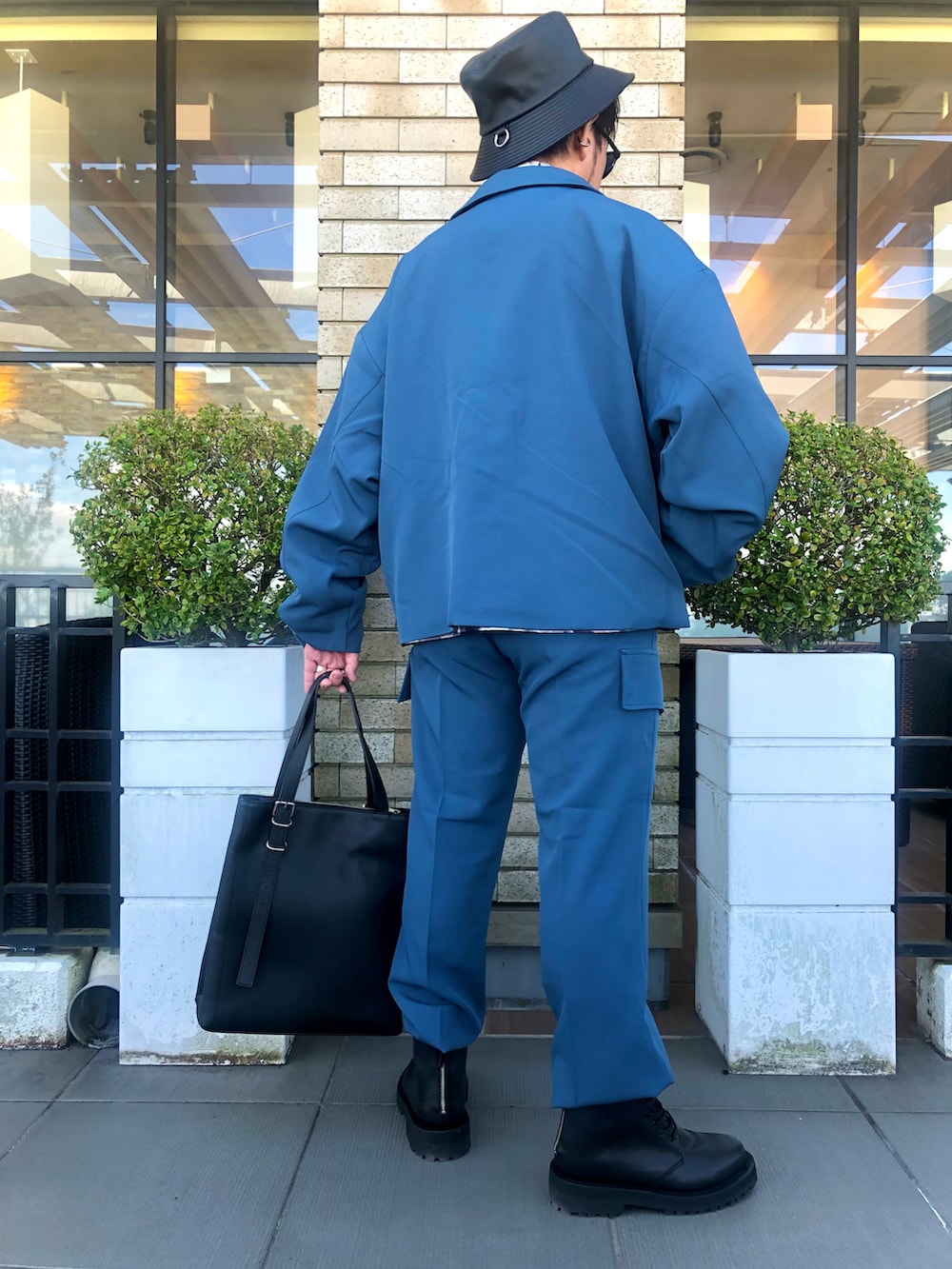 ブルー系のブルゾン、ホワイト系のシャツ/ブラウス、ブルー系のその他パンツを着用したメンズの春コーディネートの3枚目の写真