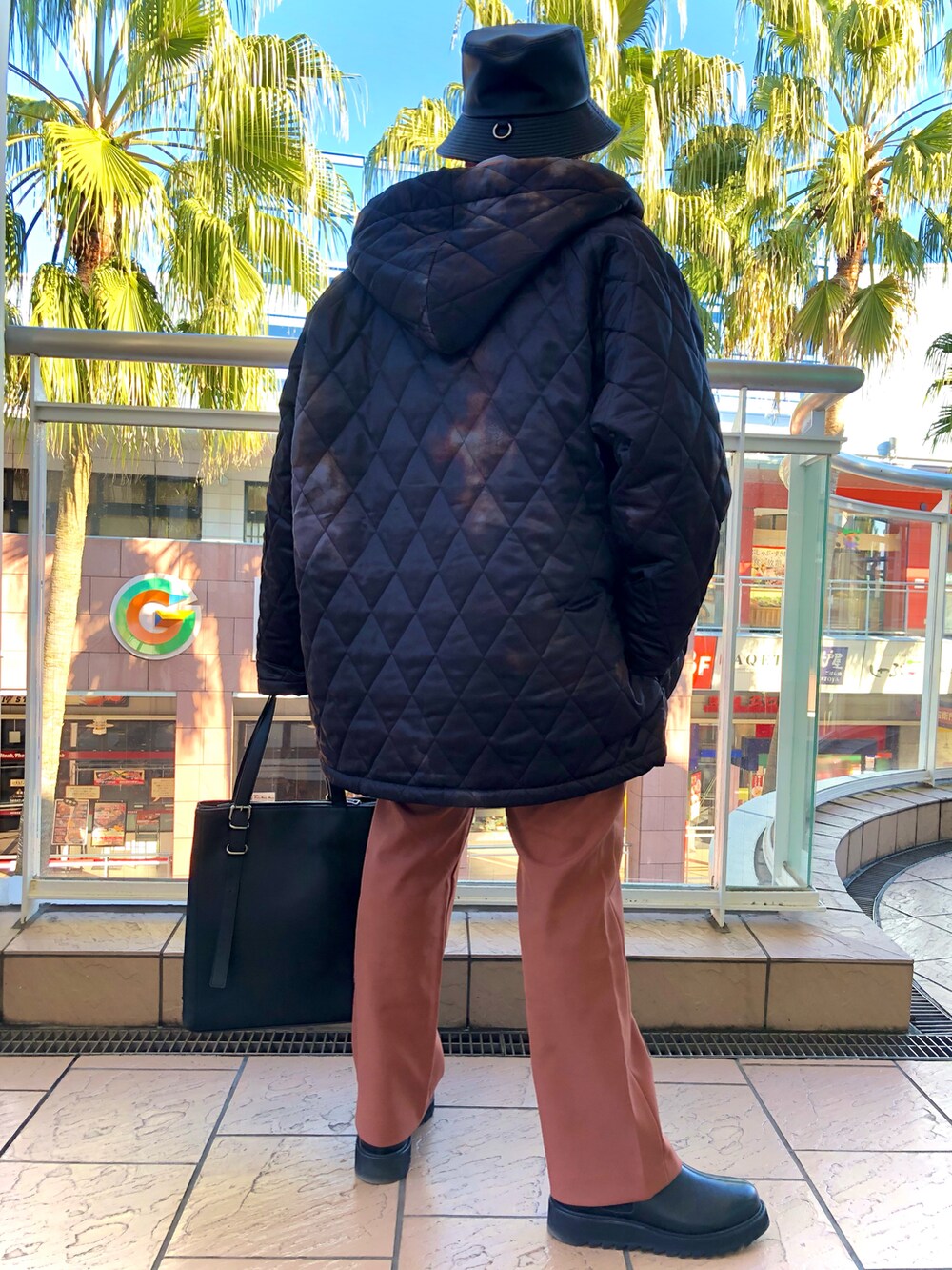 ブラック系のブルゾン、オレンジ系のテーラードジャケット、ブラック系のシャツ/ブラウスを着用したメンズの冬コーディネートの2枚目の写真