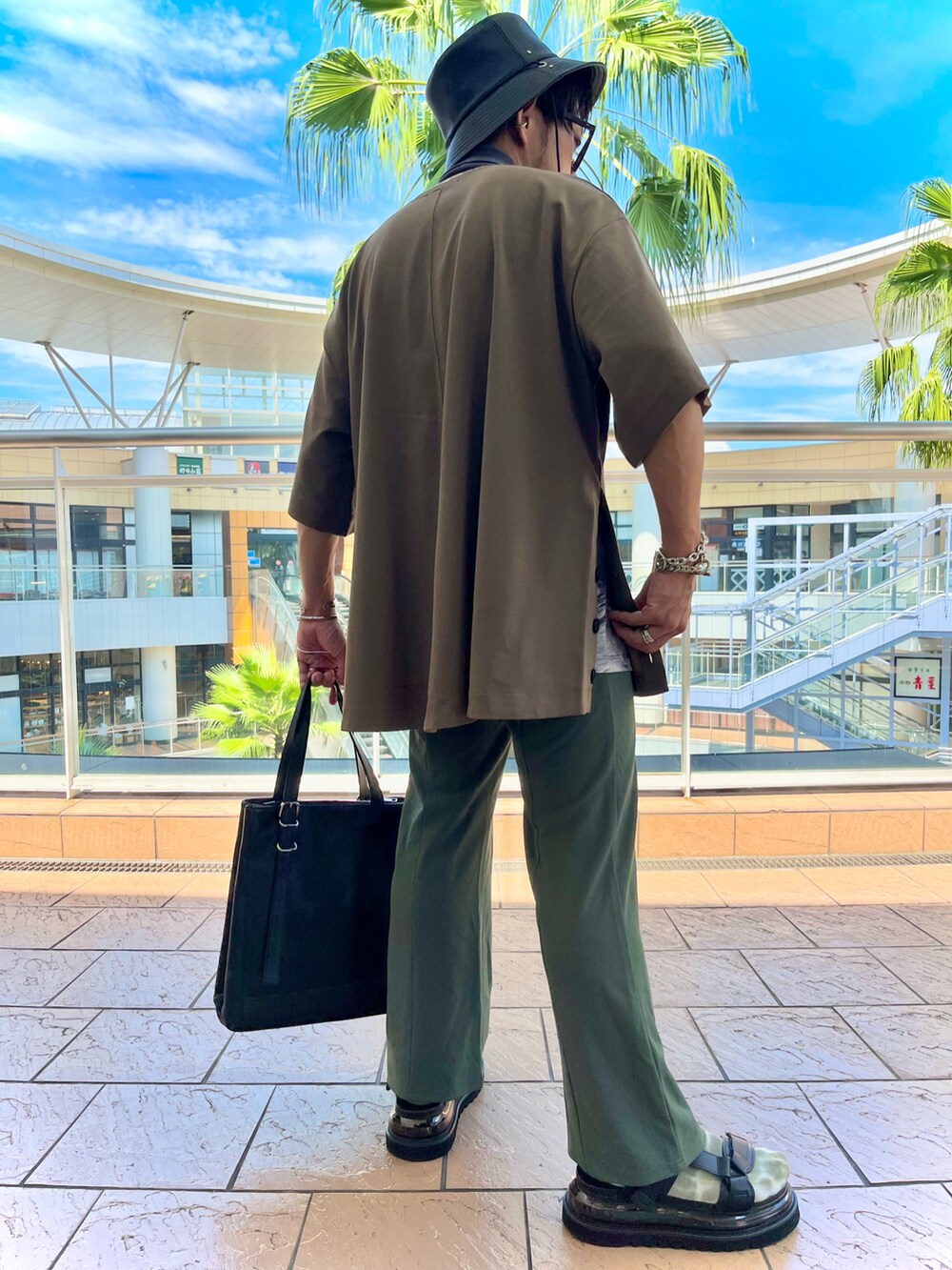 ブラウン系のTシャツ/カットソー、グレー系のタンクトップ、グリーン系のその他パンツを着用したメンズの夏コーディネートの2枚目の写真