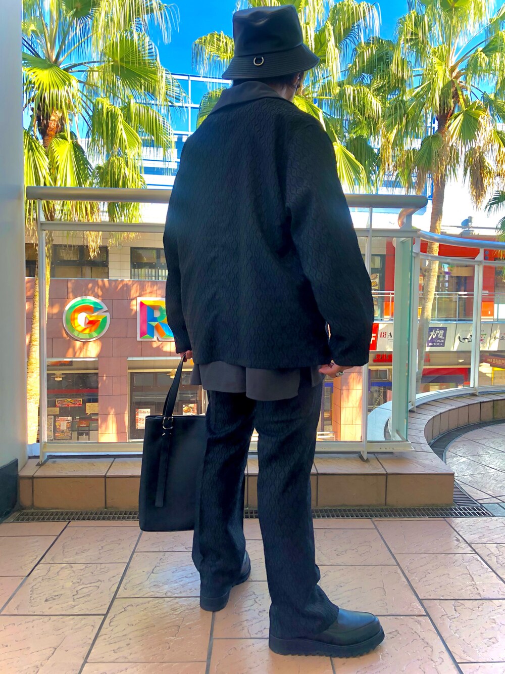 ブラック系のブルゾン、グレー系のシャツ/ブラウス、ブラック系のその他パンツを着用したメンズの秋コーディネートの2枚目の写真