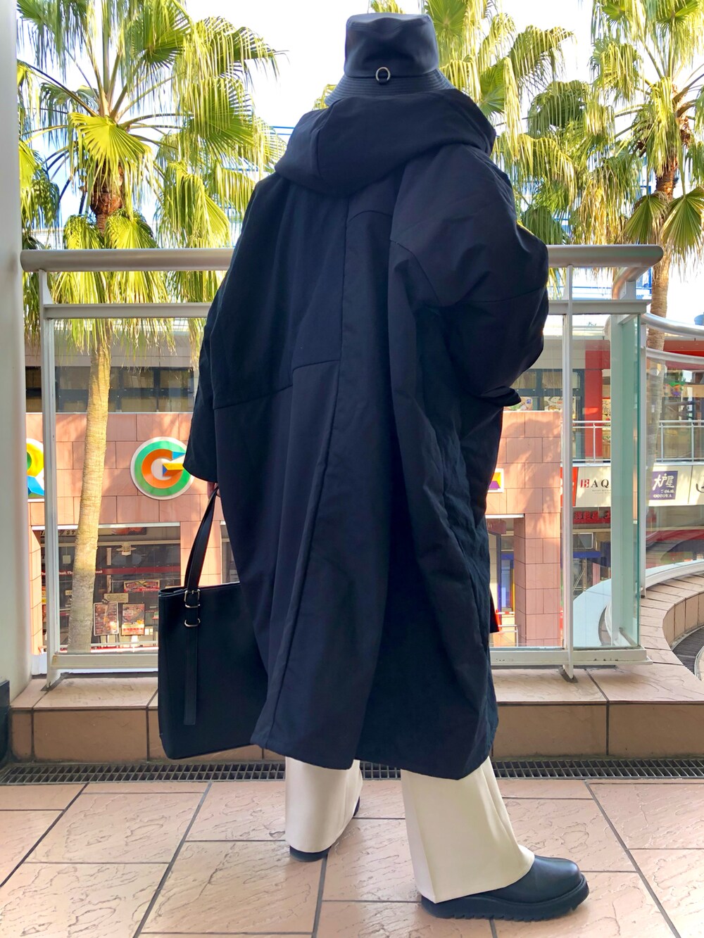 ブラック系のその他アウター、ベージュ系のシャツ/ブラウス、ベージュ系のTシャツ/カットソーを着用したメンズの冬コーディネートの2枚目の写真