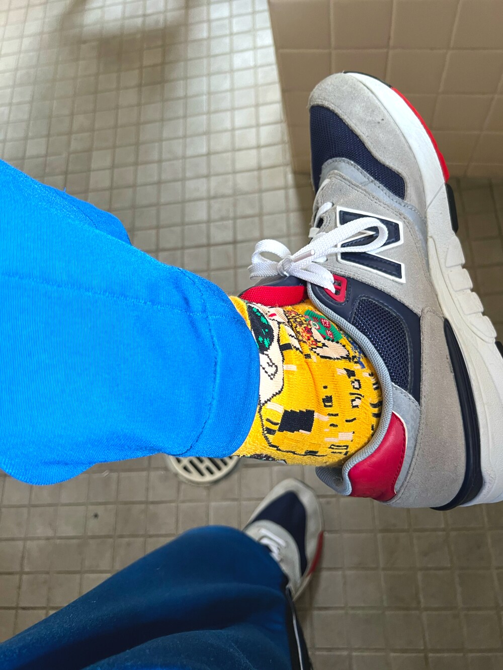 ブルー系のその他パンツ、ブルー系のスニーカー、グレー系のTシャツ/カットソーを着用したメンズの春コーディネートの2枚目の写真