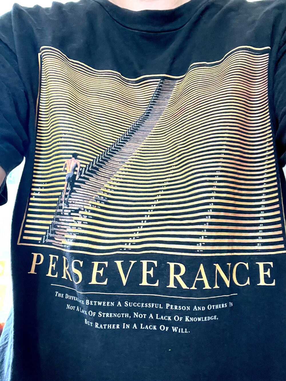 ブラック系のTシャツ/カットソー、ブラック系のスラックスを着用したメンズの春コーディネートの2枚目の写真